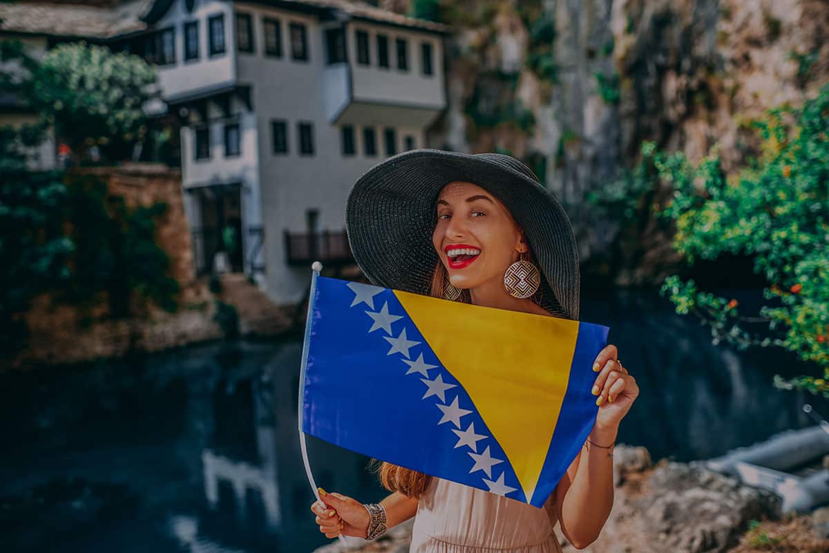 Građanka s zastavom Bosne i Hercegovine u Blagaju
